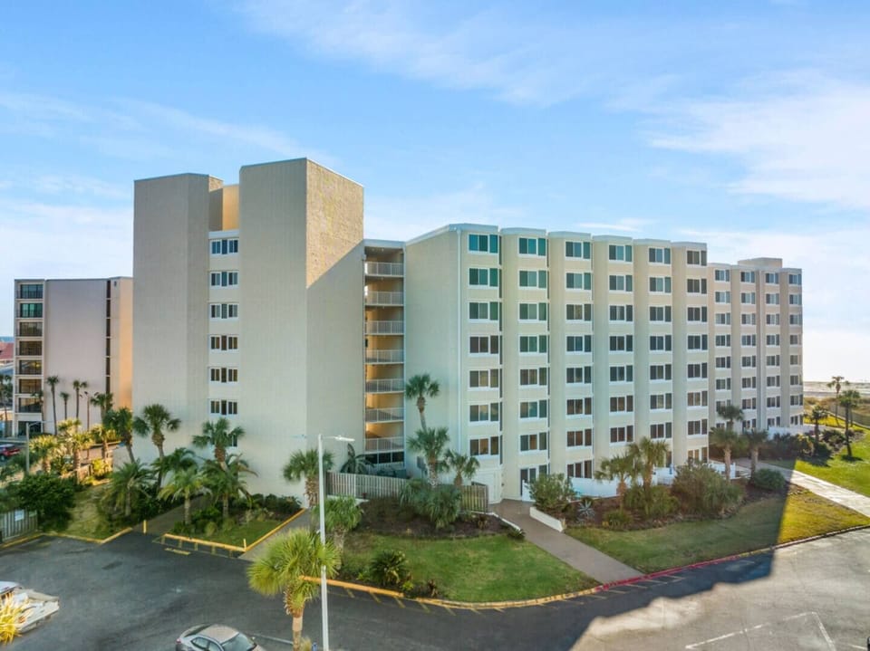 1-web-or-mls-8817-thomas-dr-809.jpg