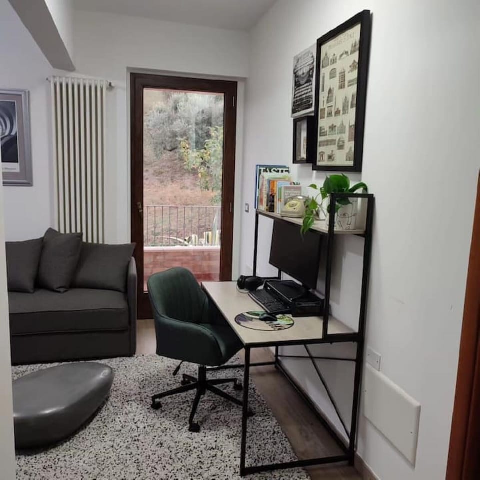 Home office for digital nomads. 29" monitor, keyboard and mouse. 