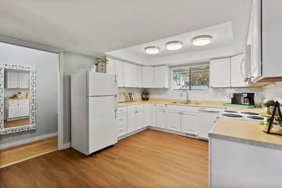 Large Spacious Kitchen with lots of countertops and pantry