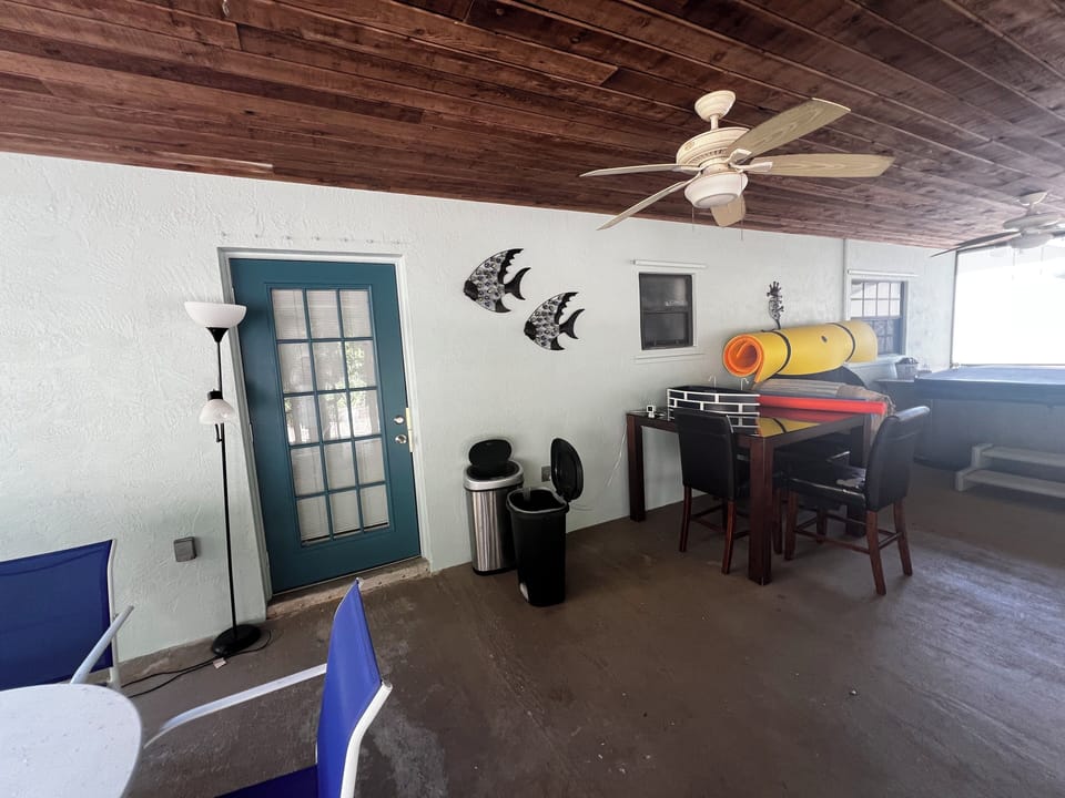 Rear porch area / hot tub