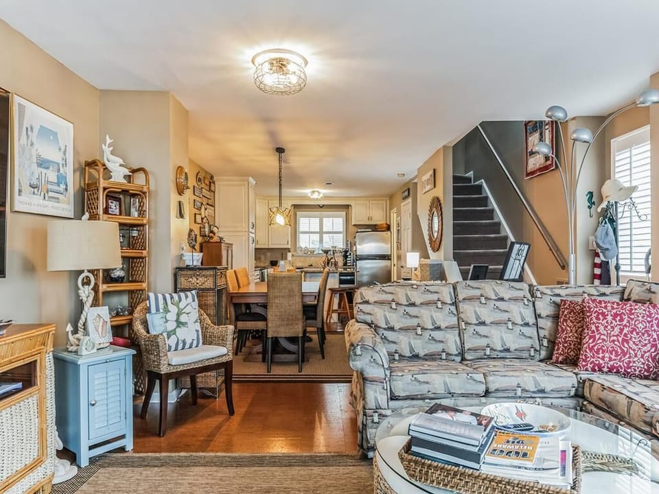 Living/dining/kitchen area