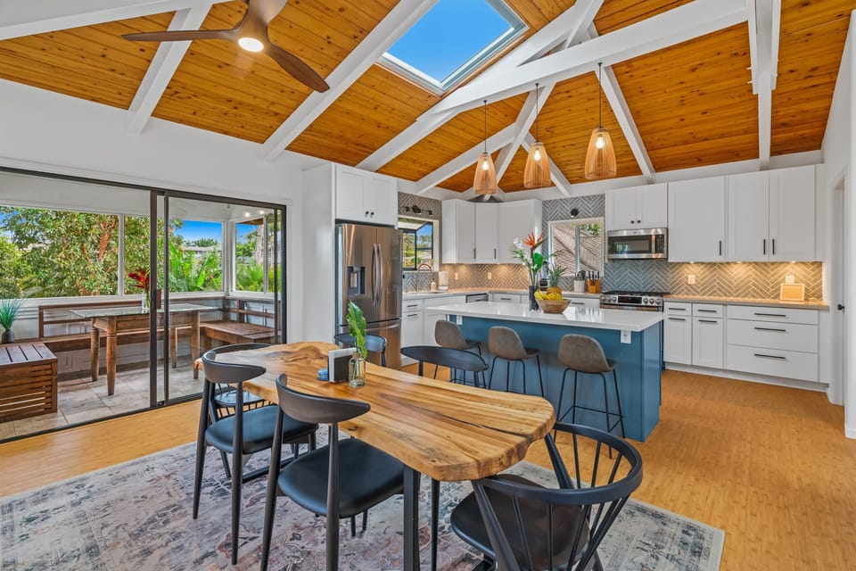Notice the Screened Dining area