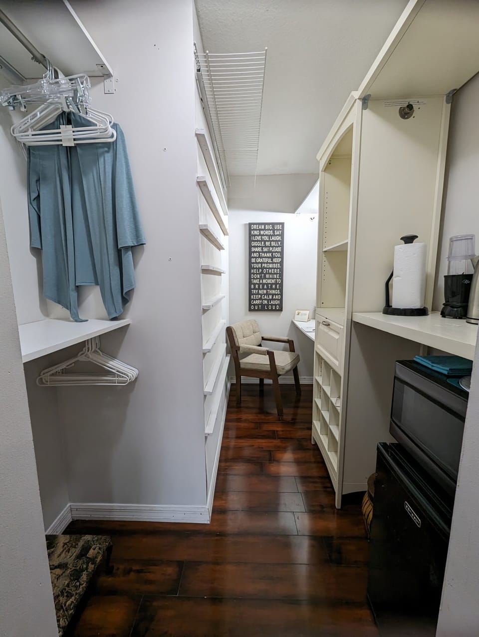 Multi use place, Closet , Kitchenette, Dinner 🍽️ table, Desks💻, Make-up💄