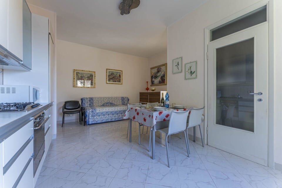 Autumn, Dining Room, Living Room, Spring, Summer