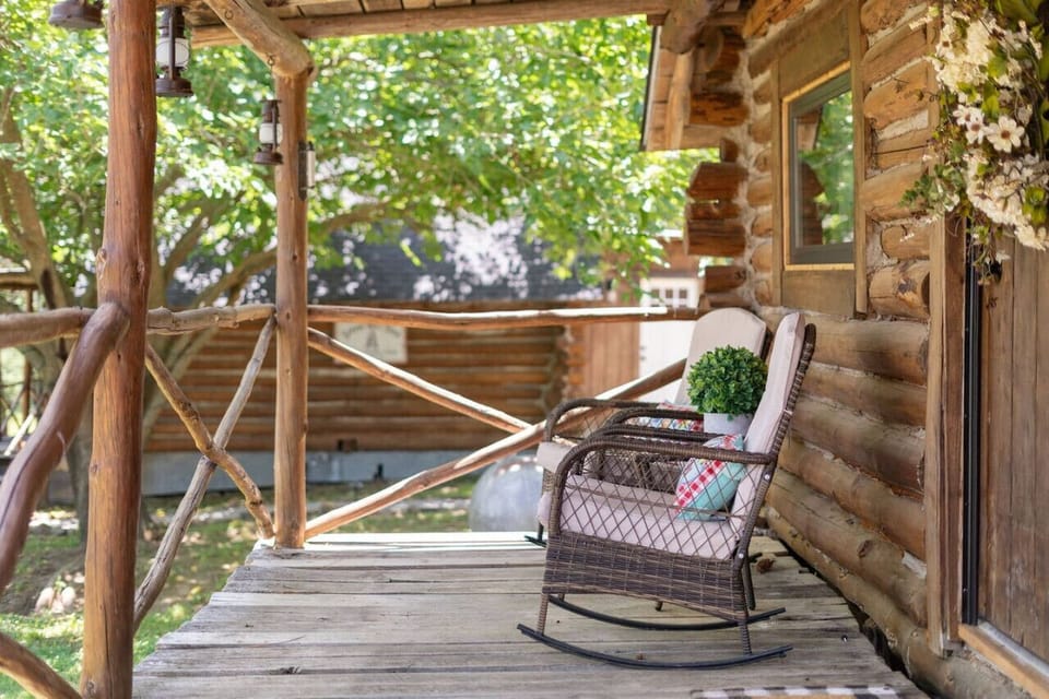 Front porch sittin'!
