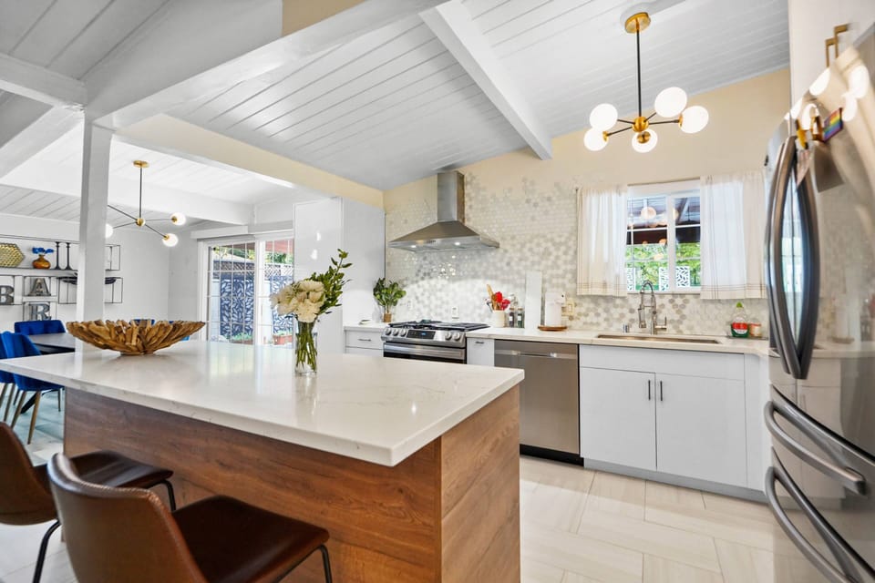 Fully Stocked and Equipped Kitchen w Stainless Steel Appliances