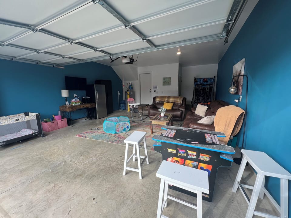 Game Room with arcade game — Nashville vacation rental near Opry