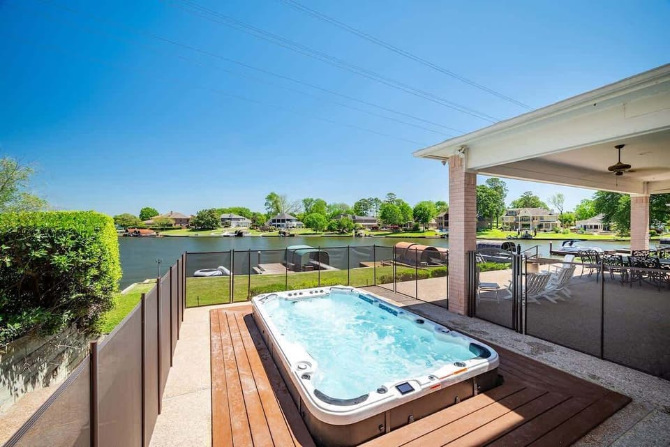 Brand New Spa with a VIEW, seats 11