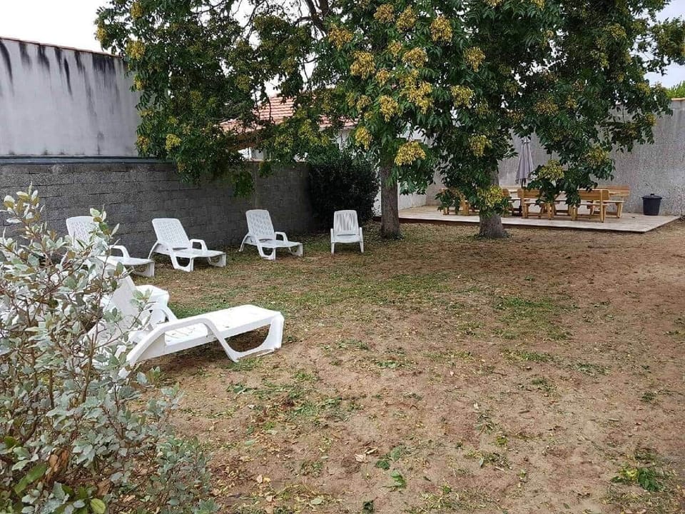 Jardin paysagé avec transats
