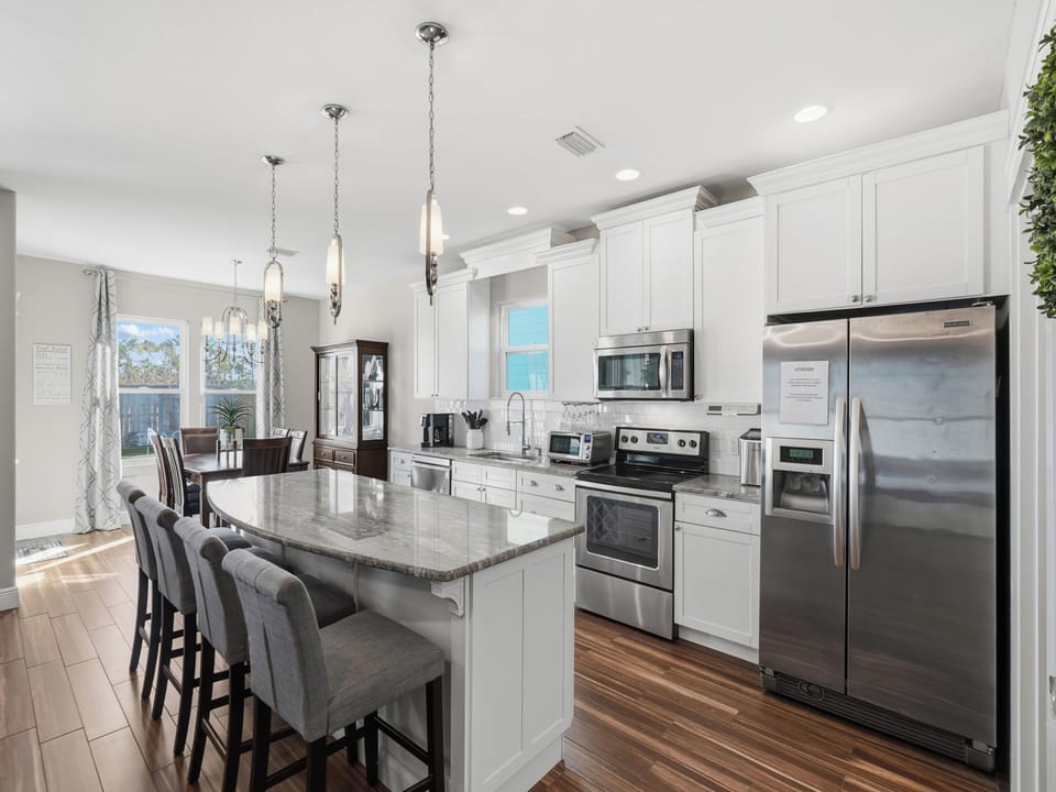 Kitchen Island - Seating - First Floor