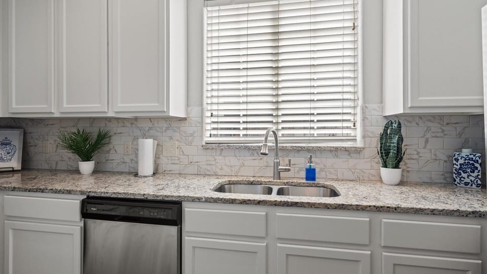 Fully equipped kitchen with dishwasher