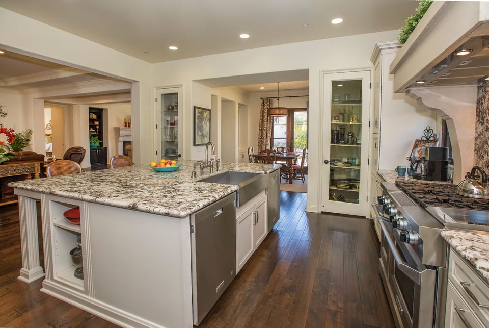 Fully equipped Kitchen for your meals in. Seating/dining for 4 off the kitchen.