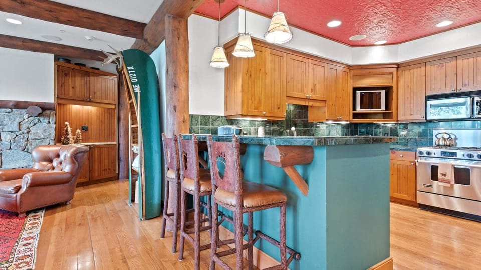 Kitchen, Main Level - Breakfast bar seating