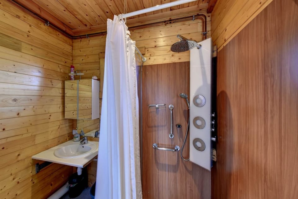 Salle d'eau du chalet Salers aux gîtes Bon Air à Saint Flour en Auvergne