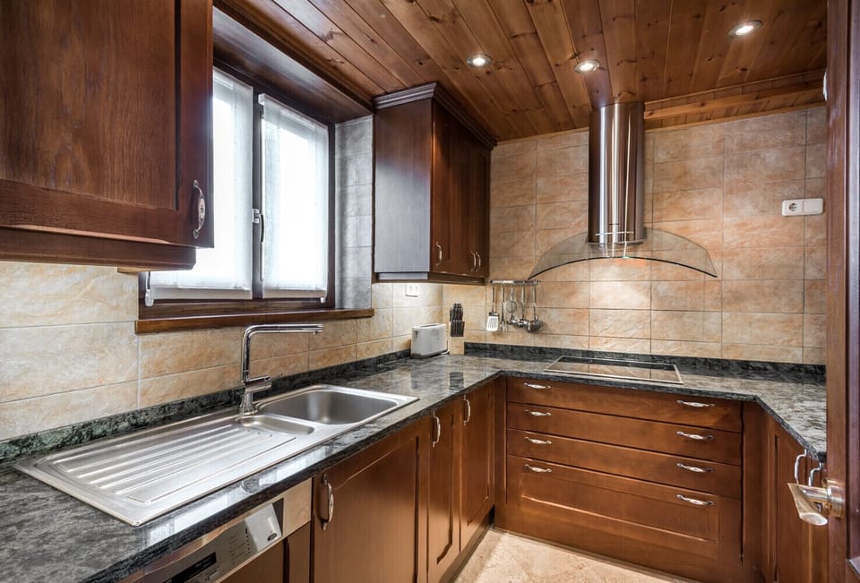 Casa Pujo by Totiaran is for 6 people. Located in Salardú, 5km from Baqueira, it has 3 large bedrooms, 1 toilet and 2 bathrooms.