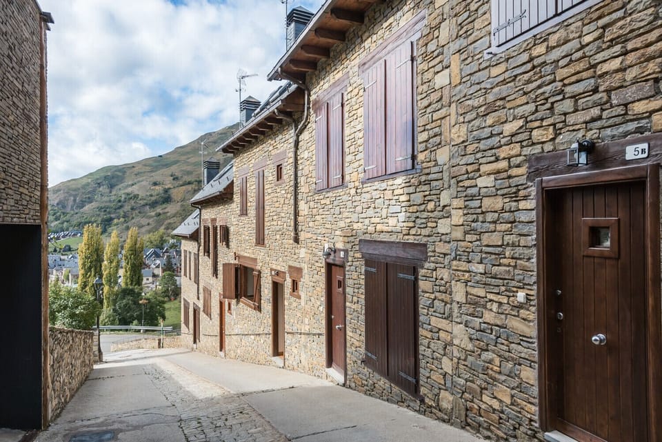 Casa Pujo by Totiaran is for 6 people. Located in Salardú, 5km from Baqueira, it has 3 large bedrooms, 1 toilet and 2 bathrooms.
