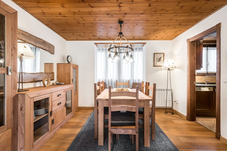 Casa Pujo by Totiaran is for 6 people. Located in Salardú, 5km from Baqueira, it has 3 large bedrooms, 1 toilet and 2 bathrooms.
