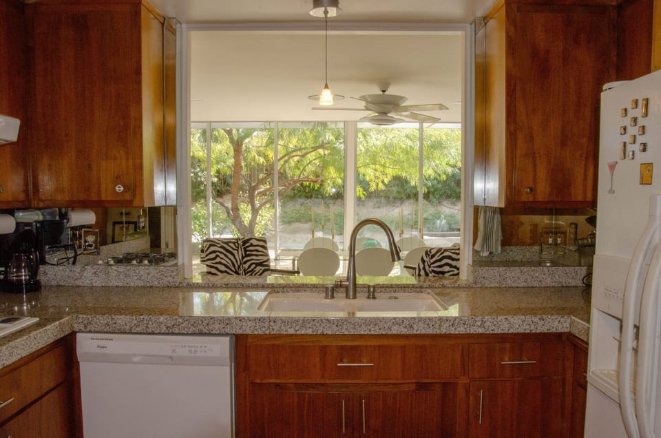 Kitchen and breakfast bar 