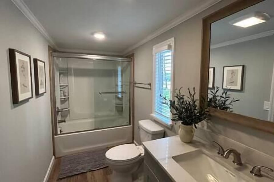 Master Bath with Tub/Shower