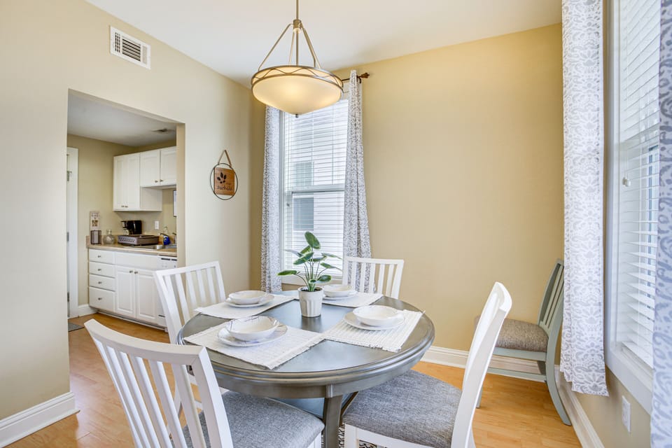 Dining Area | Free WiFi | Central A/C & Heat