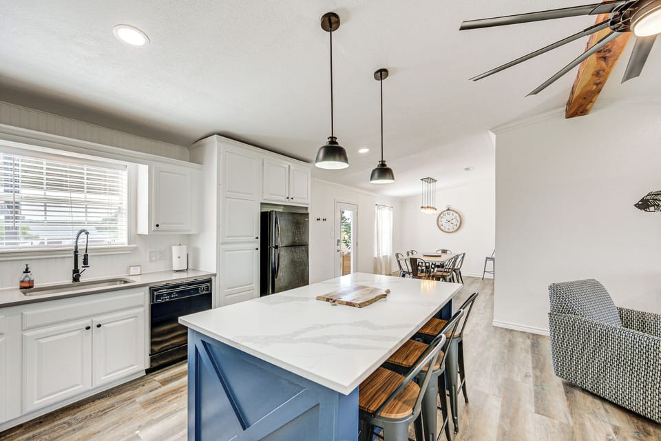 Kitchen | Single-Cup Coffee Maker | Dishwasher | Stove/Oven | Cooking Basics
