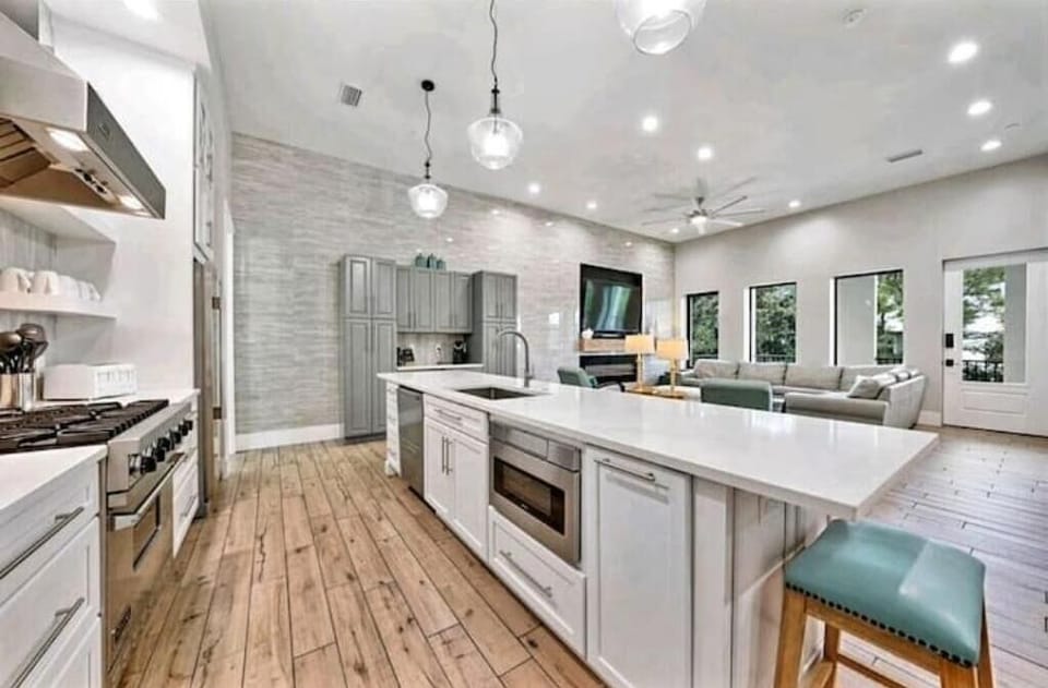 Custom kitchen with Viking Appliances. 