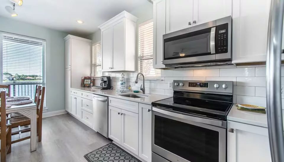 Spacious kitchen and dining area 