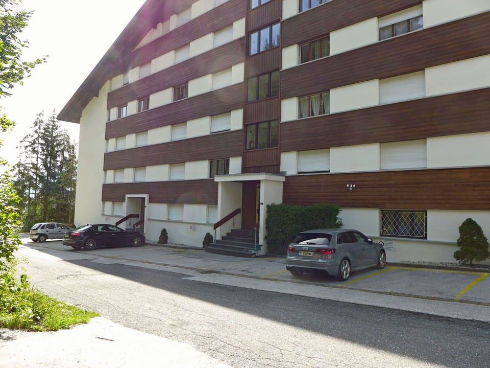 Plant, Building, Car, Property, Wheel, Vehicle, Urban Design, Neighbourhood, Condominium