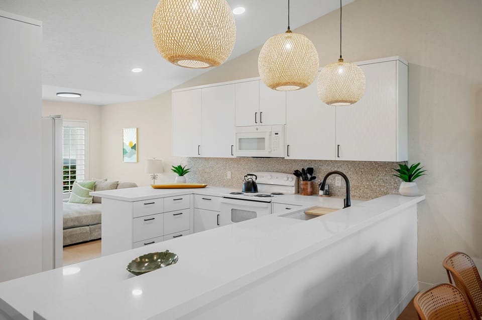 Fully remodeled kitchen w/new cabinets, granite countertops & appliances.