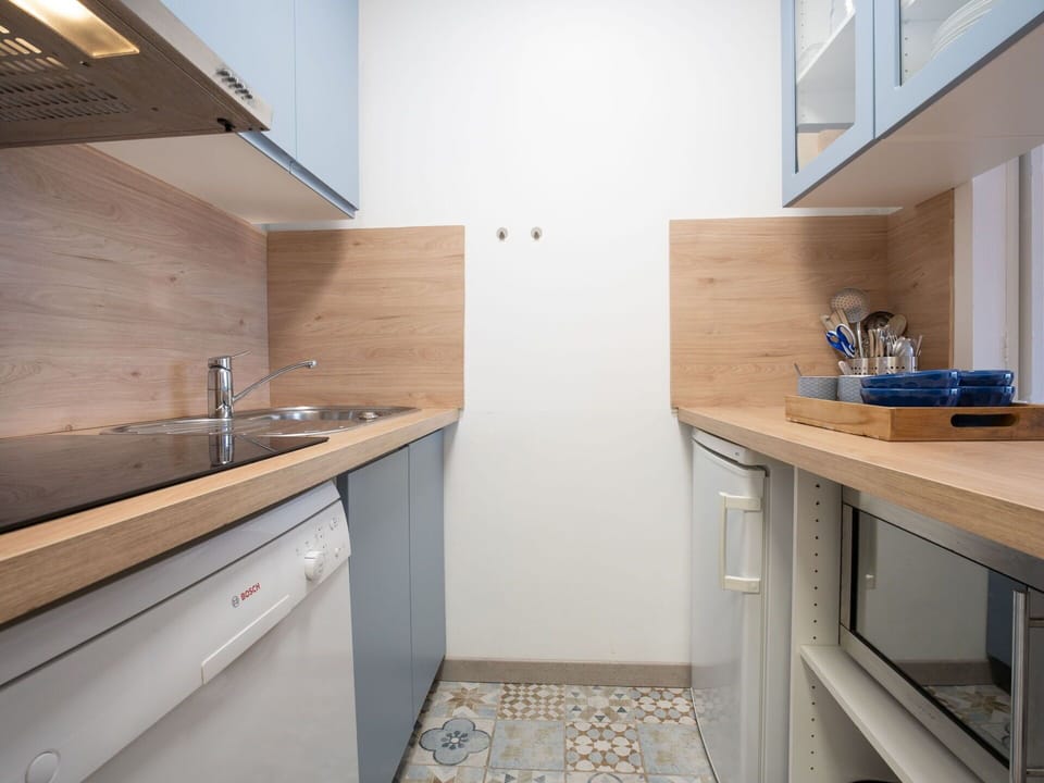 Cabinetry, Countertop, Furniture, Property, Kitchen Sink, Building, Kitchen, Tap, Wood, Sink