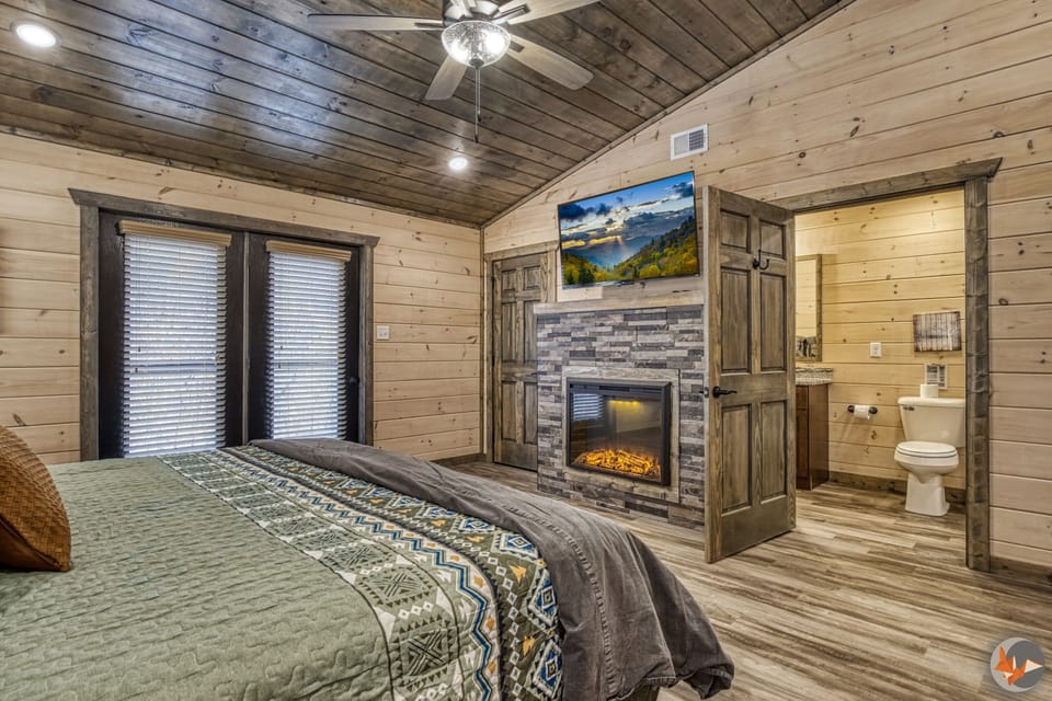 Upstairs Bedroom 3, King Bed, en suite bathroom with tub