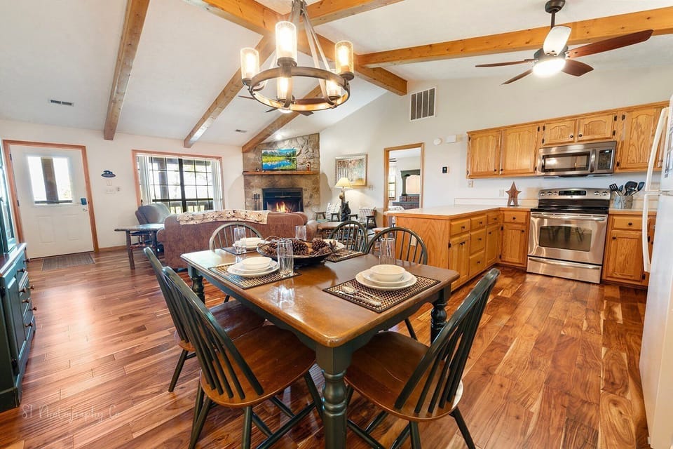 Hardwood, Indoors, Architecture, Building, Dining Room