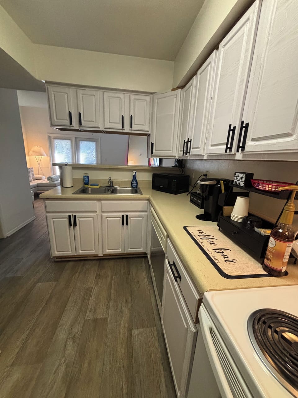 Full kitchen. White appliances