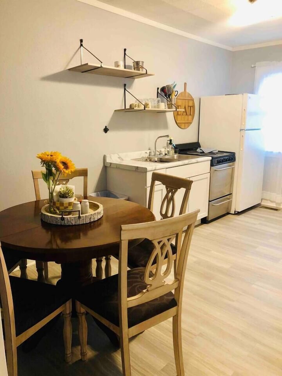 Kitchen and dining area.