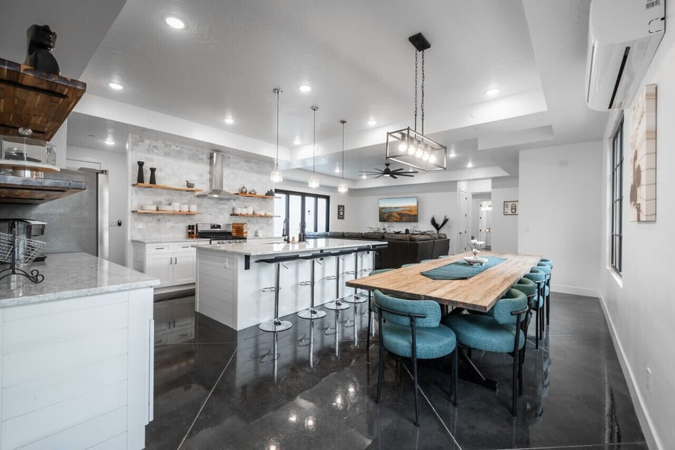 Kitchen & Dining