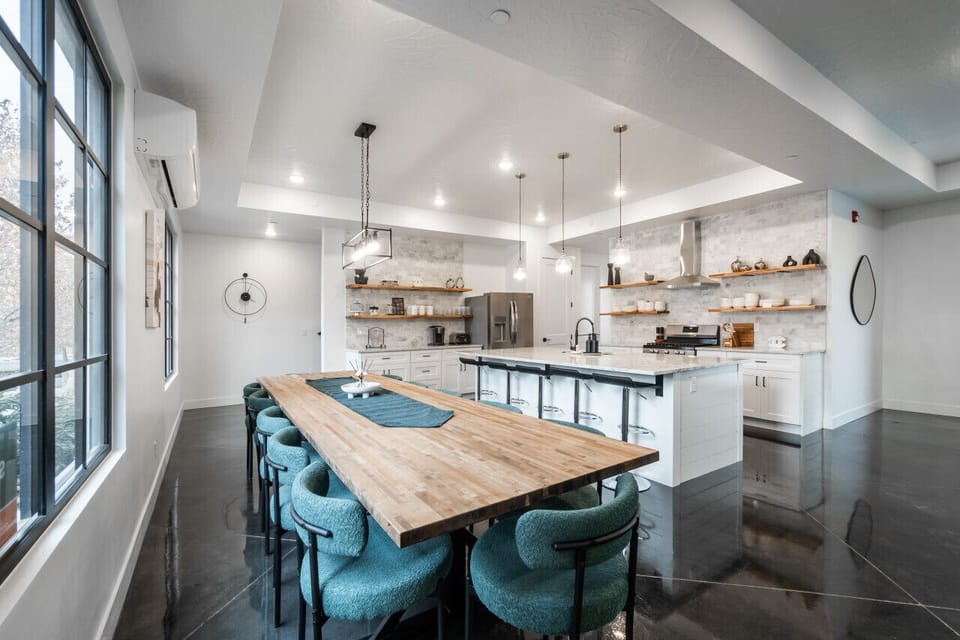 Kitchen & Dining Area (Seating for 15)