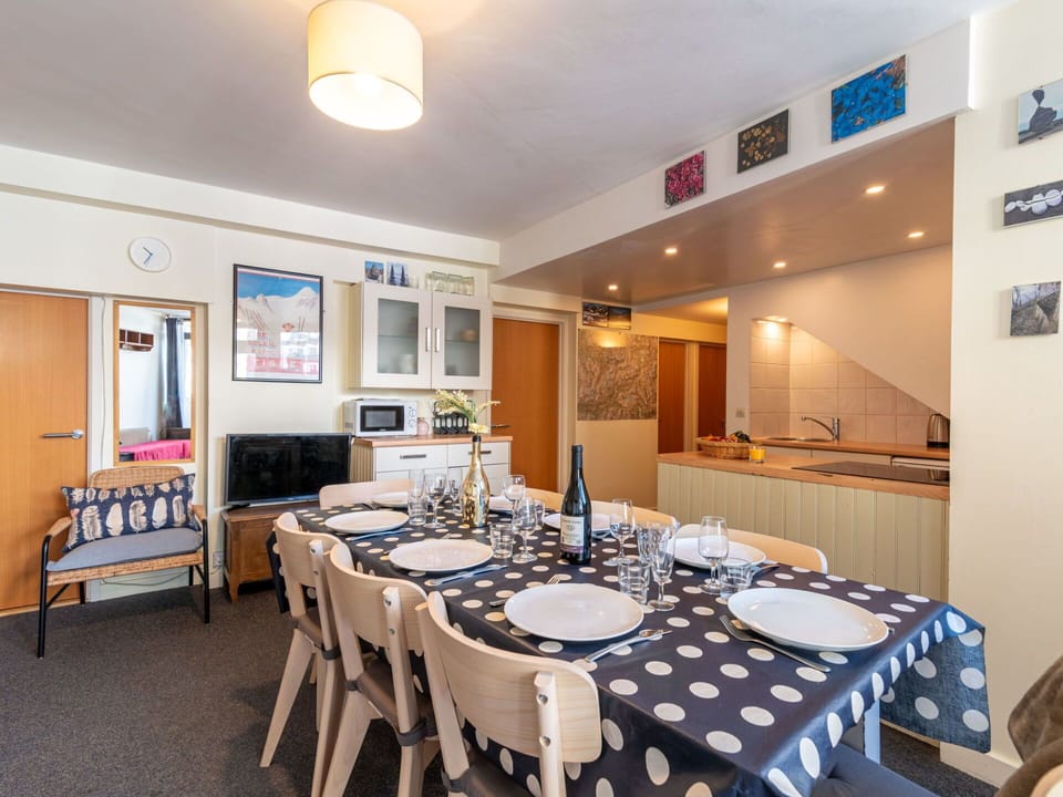 Table, Property, Furniture, Lighting, Interior Design, Chair, Decoration, Architecture, Tablecloth, Floor