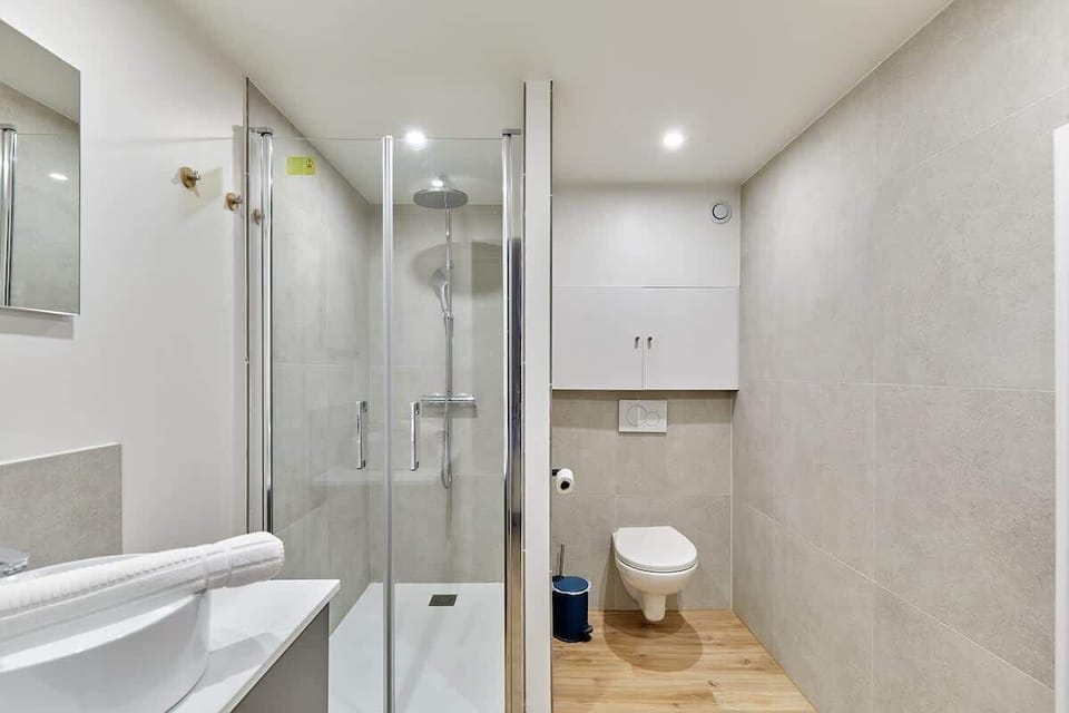 salle de bain avec toilette