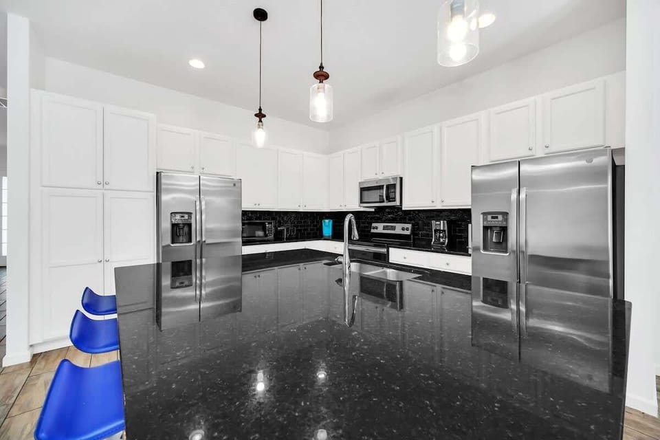 Spacious countertop for meal prep