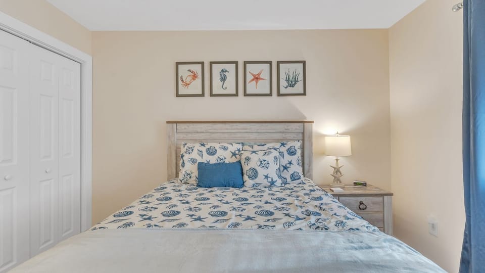 Cushion, Home Decor, Furniture, Indoors, Bed