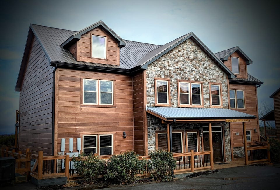 Huge cabin with 12 Bedrooms, 13 Bathrooms, Sleeps 45 with Theater, Pool, Hot Tub