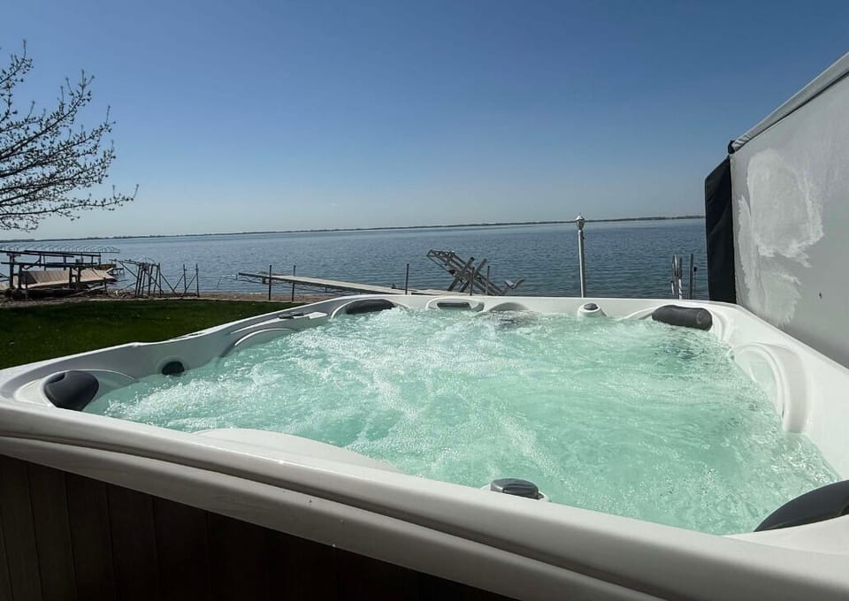 Hottub is waiting for you and your group to enjoy the views of the lake in and good conversation.