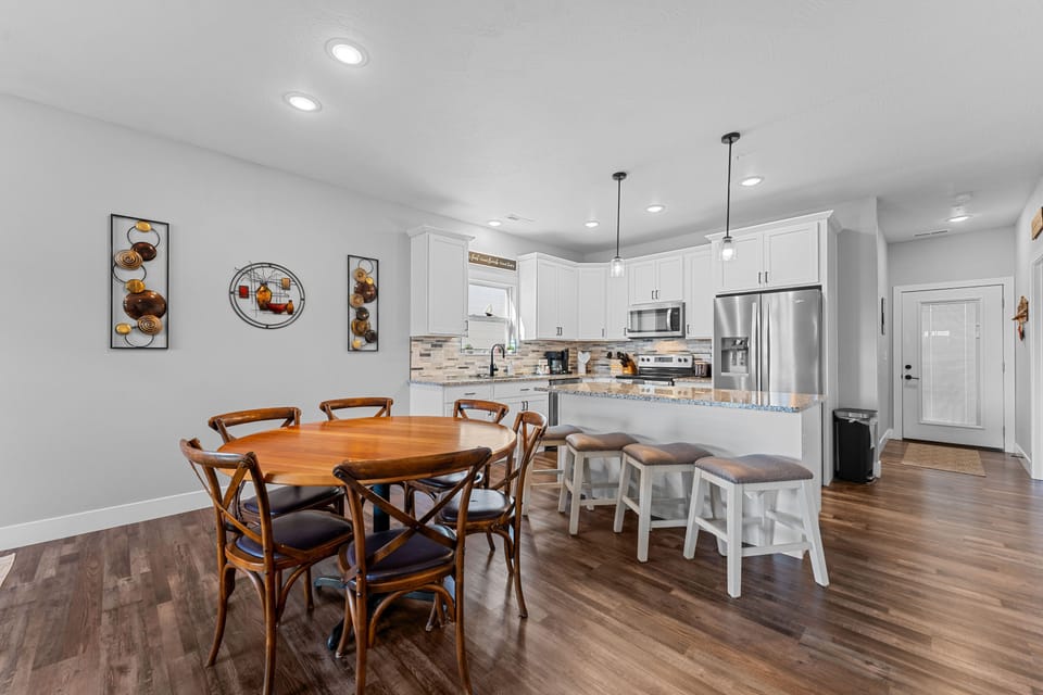 Full Kitchen & Dining area
