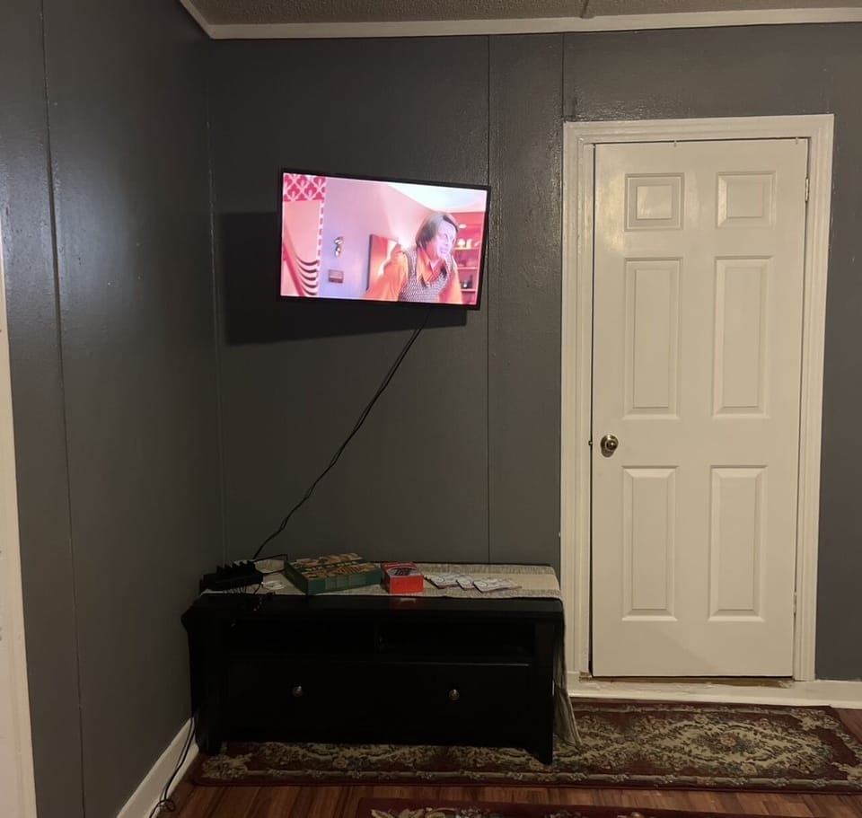 Games, charging station

Entrance laundry room, washer/dryer
Iron/board