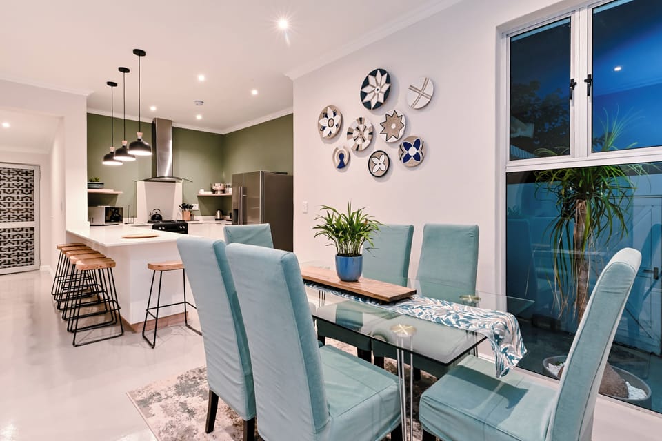 Dining room and kitchen with breakfast island