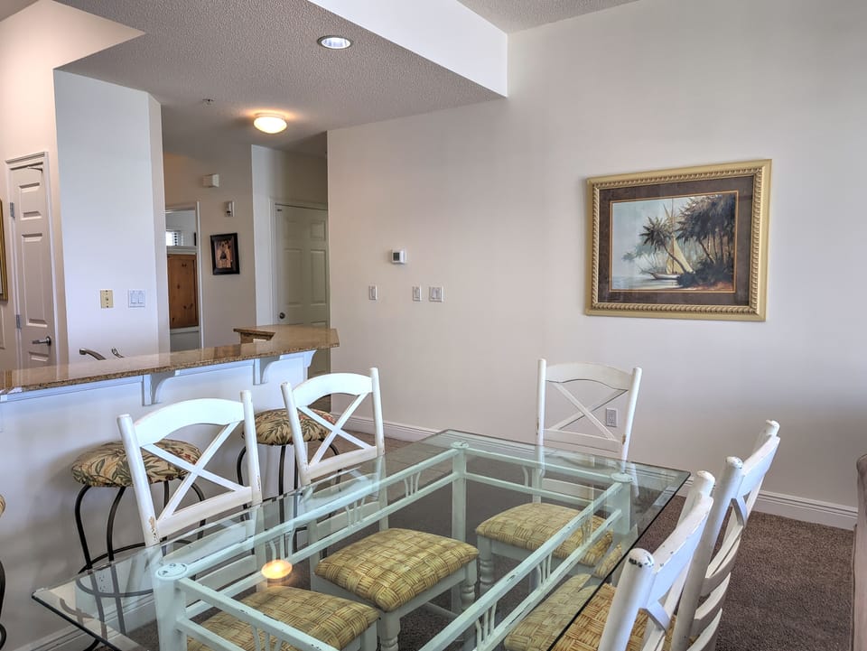 Waters Edge #609 Dining Area