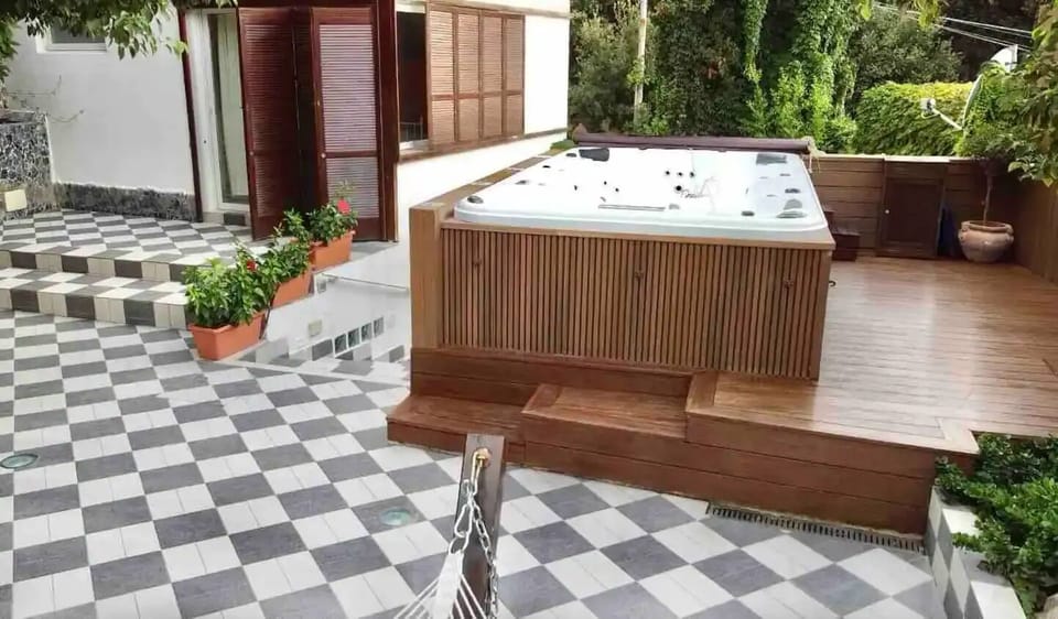 Outdoor spa tub