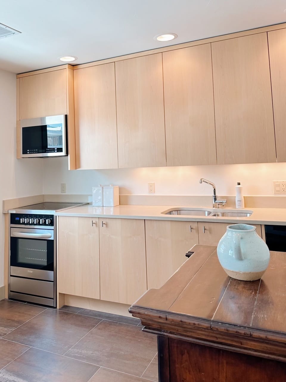 Full kitchen with everything you need!