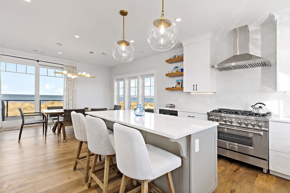 Stylish eat in kitchen with brand new appliances 