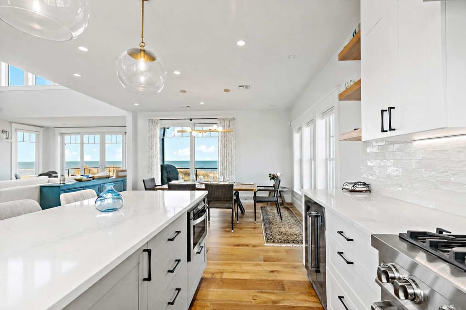 Stylish eat in kitchen with brand new appliances 